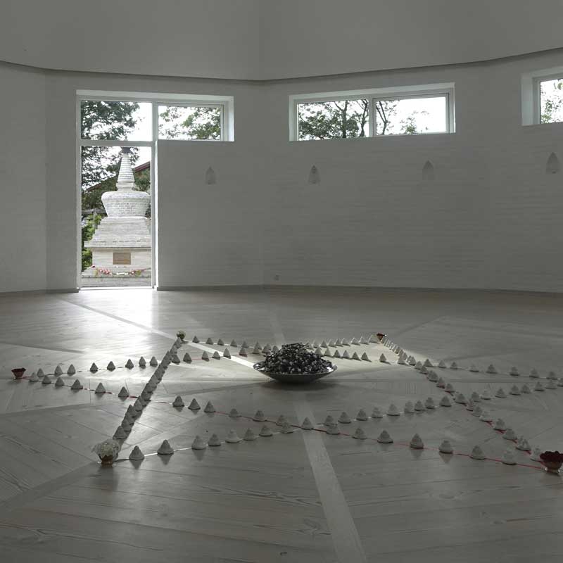 På Tigerens Rede hedder den største meditationssal Dugdråbesalen.