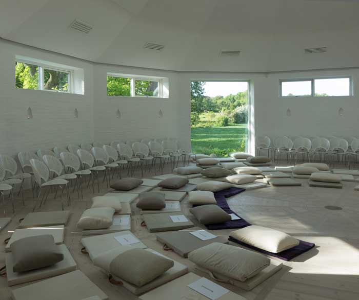 Den store meditationssal på Tigerens Rede.