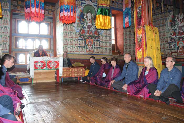 Folkene fra Tigerens Rede i en ceremoniel puja-bøn.
