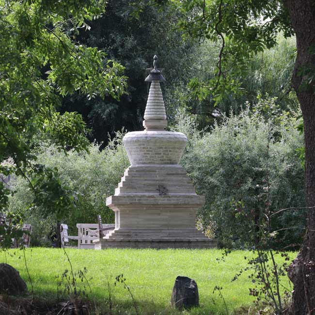 Folkene omkring Tigerens Rede har opført denne Stupa med inspiration fra Bhutan.