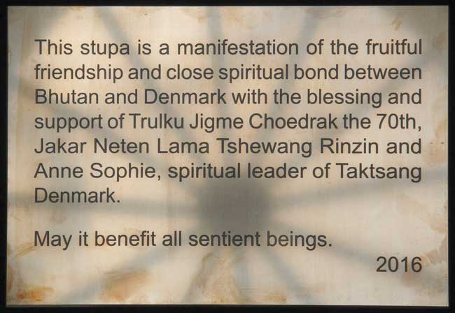 Tigerens Redes Stupa har denne plade med tekst.